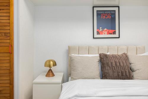 a bedroom with a bed and a picture on the wall at Camden Central 4-Bedroom Flat -12 Guests in London