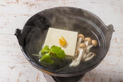 eine Küchenmaschine mit Pilzen und grünem Gemüse darin in der Unterkunft Villa FUN Kawana in Ito