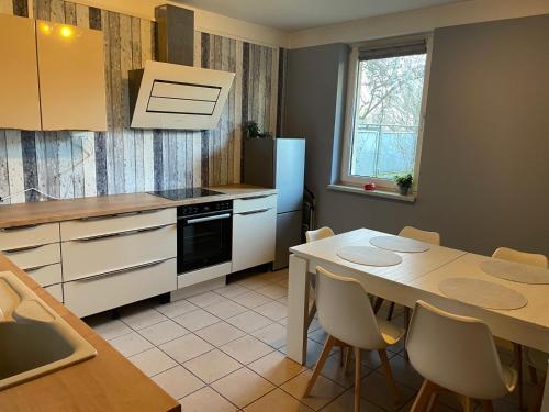 una cucina con un tavolo e un tavolo e sedie di Cottbus Virchowstraße Zentrum a Cottbus