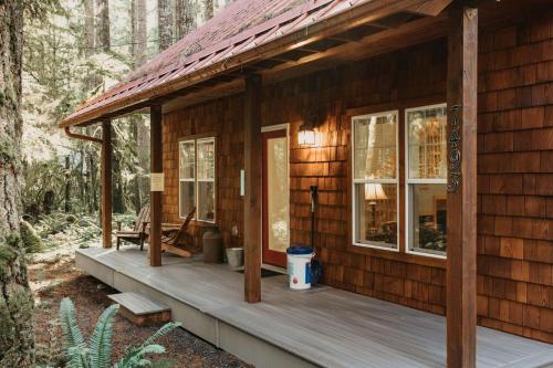 una cabina in legno con portico nel bosco di Glacier Springs #12 a Glacier