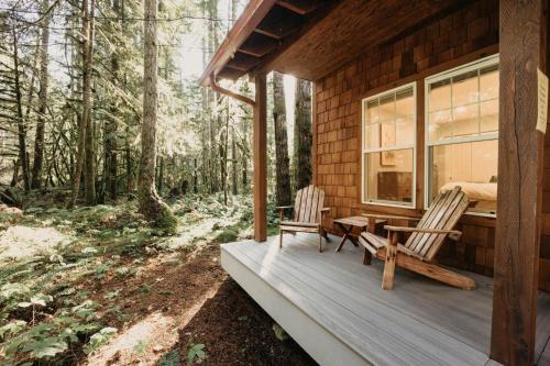 un portico di una cabina con due sedie e una finestra di Glacier Springs #12 a Glacier