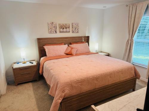 een slaapkamer met een groot bed en een raam bij Blue Mantle Charlotte Hideaway in Port Charlotte