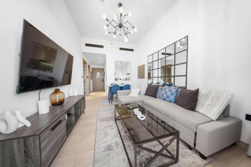Free housekeeping visits during your stay - StayShort - 1BR in JVC that Sleeps 4 with a Balcony!