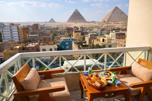 een balkon met uitzicht op de piramides bij Zoom Pyramids View inn in Caïro