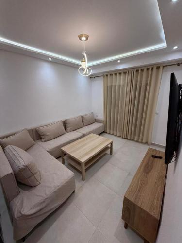 ein Wohnzimmer mit einer Couch und einem Couchtisch in der Unterkunft Mirador Golf 3 in Cabo Negro