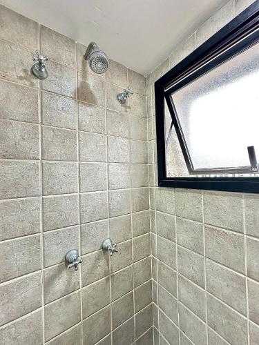 a bathroom with a shower with a window at Flat Moema Apart La Maison D´Stan 02 DTS - UH82 in São Paulo