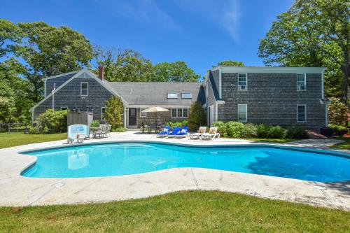 een zwembad voor een huis bij Private pool 3 mins to Skaket Beach in Orleans