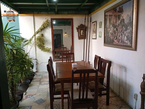 una sala da pranzo con tavolo e sedie in legno di Paviliun Omah Ndanu a Yogyakarta