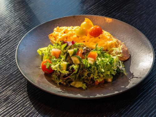 ein Teller mit Essen, Salat und Omelett in der Unterkunft ibis Dubai One Central in Dubai