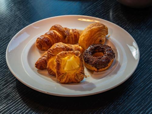 ein weißer Teller mit Gebäck auf dem Tisch in der Unterkunft ibis Dubai One Central in Dubai