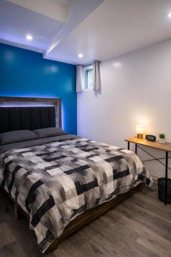 een slaapkamer met een bed en een blauwe muur bij Private Room In Cambridge B13 in Cambridge