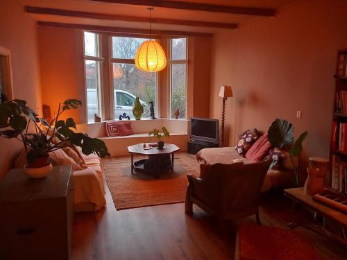 Khu vực ghế ngồi tại Spacious Eclectic Home Near Sea & Amsterdam