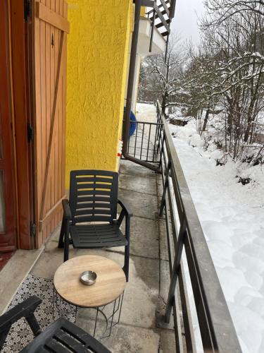 een paar stoelen en een tafel op een veranda bij Appartamento Moon River Monolocale in Limone Piemonte