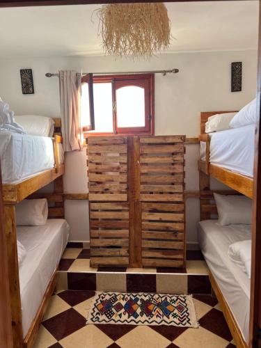 Giường trong phòng chung tại Ocean Nomads hostel Taghazout