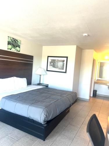 a bedroom with a large bed in a room at Stay7 studios Hotel Phoenix Metro in Phoenix