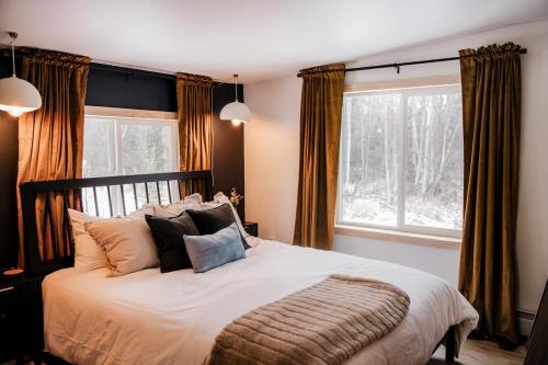 una camera da letto con un letto grande e una finestra di Barrel sauna & Northern lights getaway a Wasilla