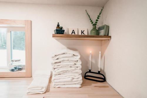 un mucchio di asciugamani seduti su uno scaffale in una stanza di Barrel sauna & Northern lights getaway a Wasilla