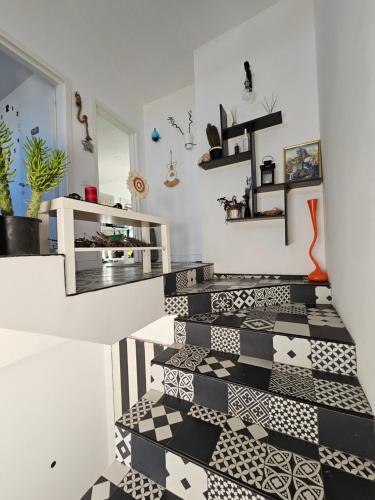 een kamer met een zwart-witte tegelvloer bij wanderlust in Pomezia