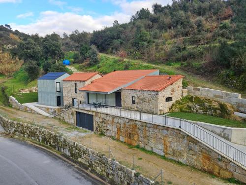 un gruppo di case su una collina accanto a una strada di Ermida Vista Douro a Baião