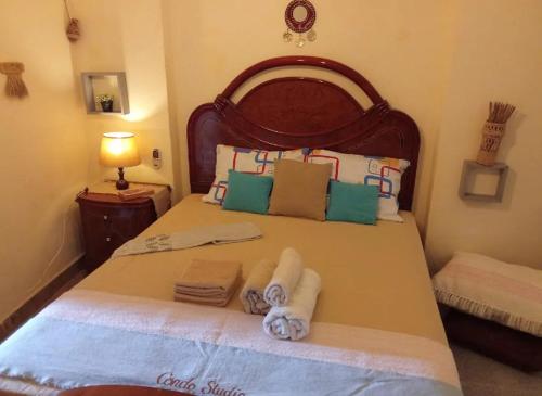 a bedroom with a large bed with towels on it at Condo Studio Paradise Beach in Alexandria