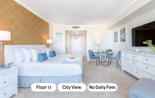 a hotel room with a large bed and a table at MVR - Ideal for Business & Weekend Trips in Miami