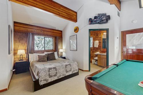 een slaapkamer met een bed en een pooltafel bij Kendall Place in Snoqualmie Pass