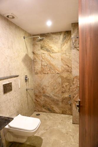 a bathroom with a toilet and a shower at Sufi stay in Rishīkesh