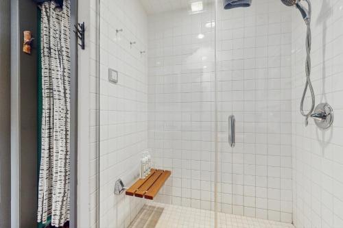 a shower with a wooden bench in a bathroom at Art Rocks in Stowe
