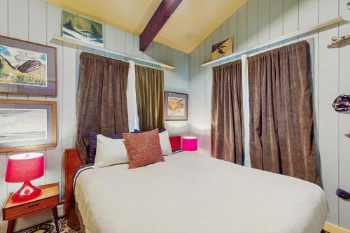 a bedroom with a white bed and a window at Art Rocks in Stowe