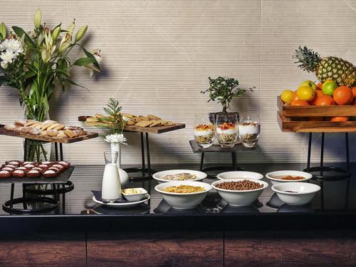 een buffet met kommen eten op tafel bij Mercure Tetovo in Tetovo