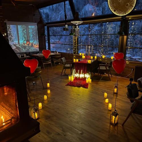 a room with a table with balloons and candles at Ayder Villa de Pelit Hotel in Ayder Yaylasi