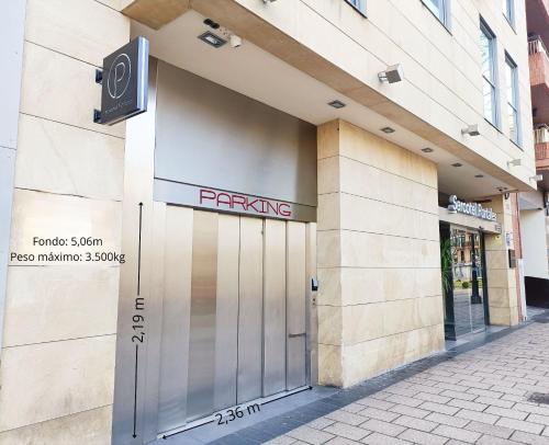 un edificio con un cartello di parcheggio sul lato di Hotel Sercotel Portales a Logroño