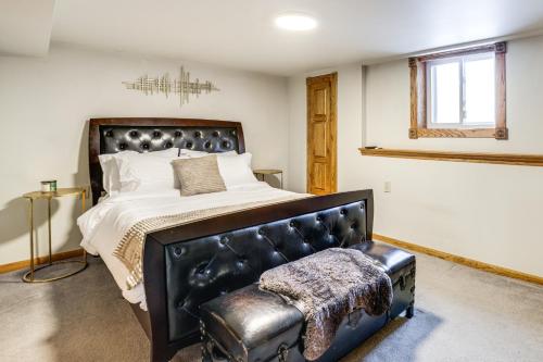 En eller flere senge i et værelse på Private Hot Tub and Patio! Chicagoland Extended Stay