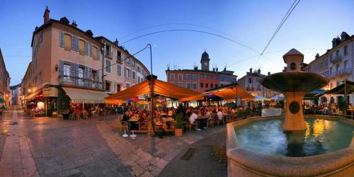 eine Straße mit einem Brunnen mitten in einer Stadt in der Unterkunft Le petit studio Rue de l'Imprimerie in Gap