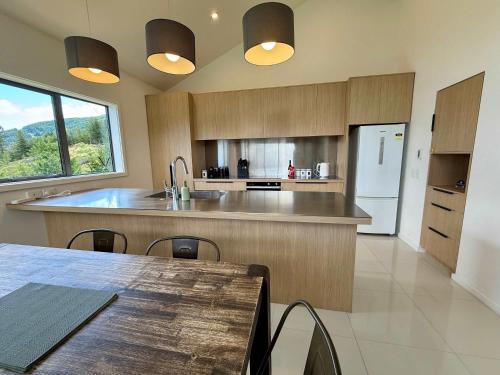 Køkken eller tekøkken på Lakeview Loft Queenstown