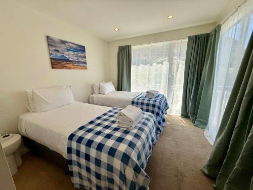 En eller flere senge i et værelse på Lakeview Loft Queenstown