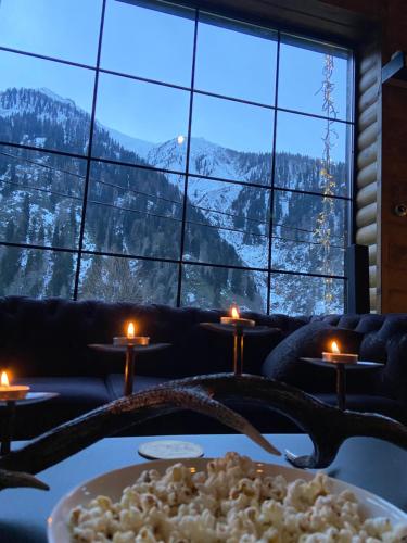 un tavolo con un piatto di cibo davanti a una finestra di Ayder Villa de Pelit Hotel ad Ayder Yaylasi