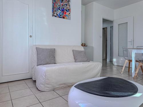 un salon avec un canapé blanc et une table dans l'établissement Le 19 Lavigne - Parking, à Saint-Martin-dʼHères