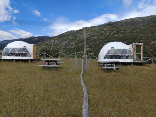 Puerto BertrandDomos Las Lengas Ch的两个圆顶和一个野餐桌