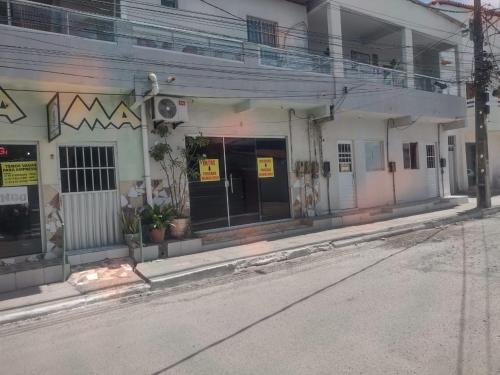 een lege straat voor een gebouw bij Pousada Mamulengo in Porto De Galinhas