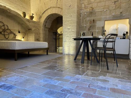 een kamer met een tafel, stoelen en een bank bij L'Incanto Caves in Matera