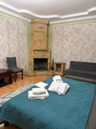 een slaapkamer met een groot bed met handdoeken erop bij Сункар in Uchitelʼ