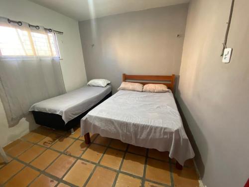 Kleines Zimmer mit 2 Betten in der Unterkunft Casa 3 Quartos, 50 metros Da Praia in Cascavel
