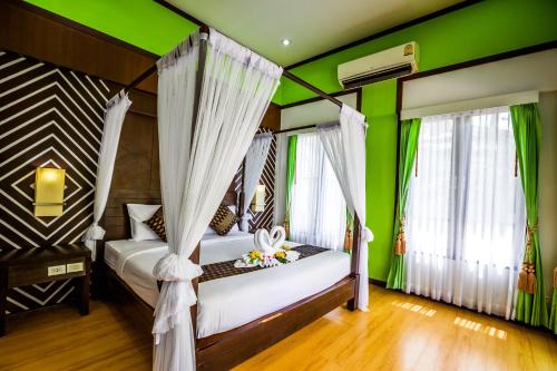 A bed or beds in a room at Phi Phi Andaman Beach Resort-SHA Plus