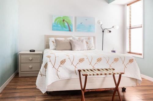 ein Schlafzimmer mit einem Bett mit einer weißen Bettdecke in der Unterkunft Historic Sebring Downtown Home in Sebring