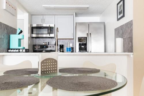 eine Küche mit einem Glastisch und einigen Haushaltsgeräten in der Unterkunft Historic Sebring Downtown Home in Sebring