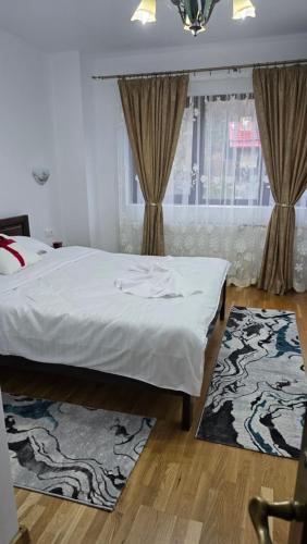 Giường trong phòng chung tại Pensiunea Rozalina