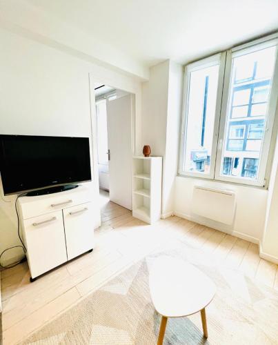 Bright 1 bedroom first floor near Republique Paris 10