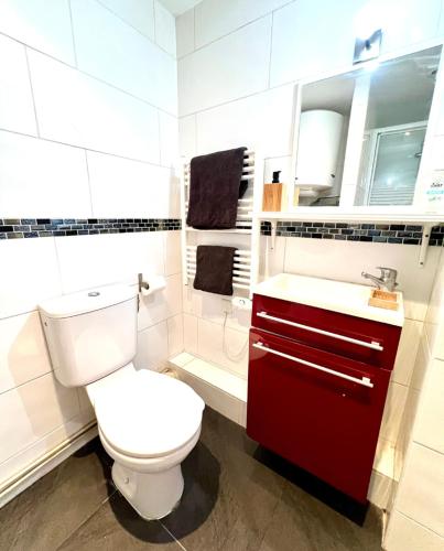 Bright 1 bedroom first floor near Republique Paris 10