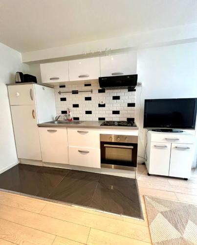 Bright 1 bedroom first floor near Republique Paris 10